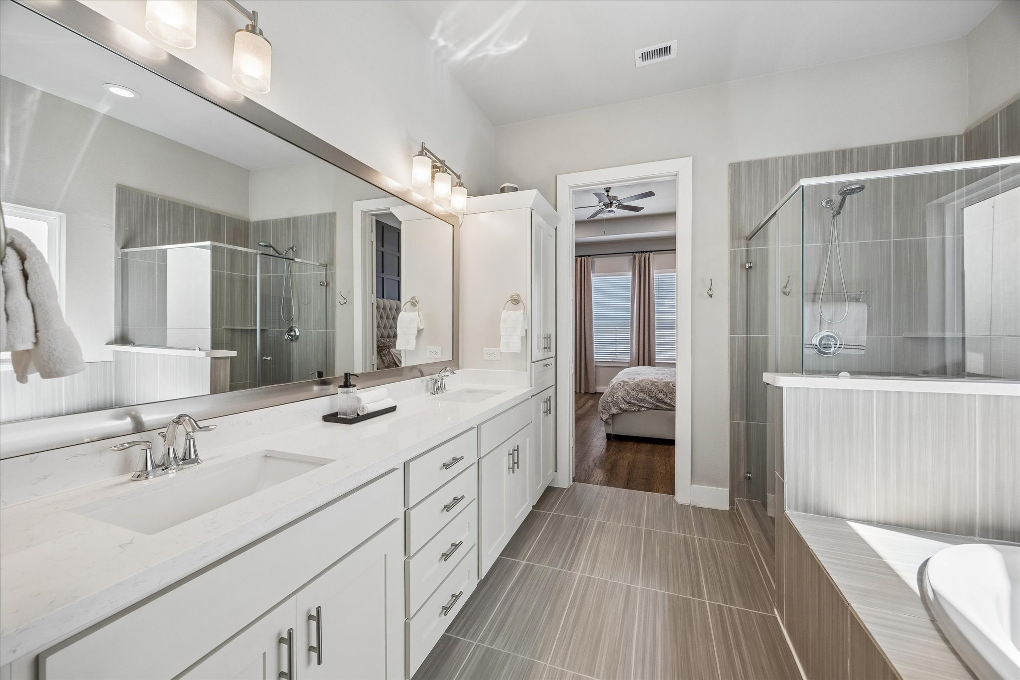 1309 West 24th Street, Unit B Houston, TX 77008 - Photo 20 of 22 This home is move in ready! Very neutral colors throughout.