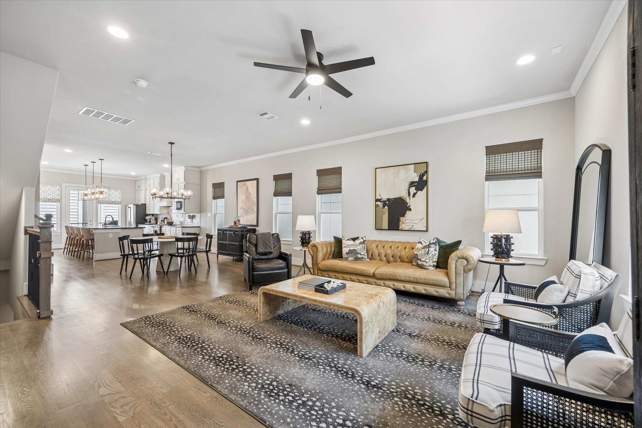 1309 West 24th Street, Unit B Houston, TX 77008 - Photo 6 of 22 Lots of windows bring in so much natural lighting.