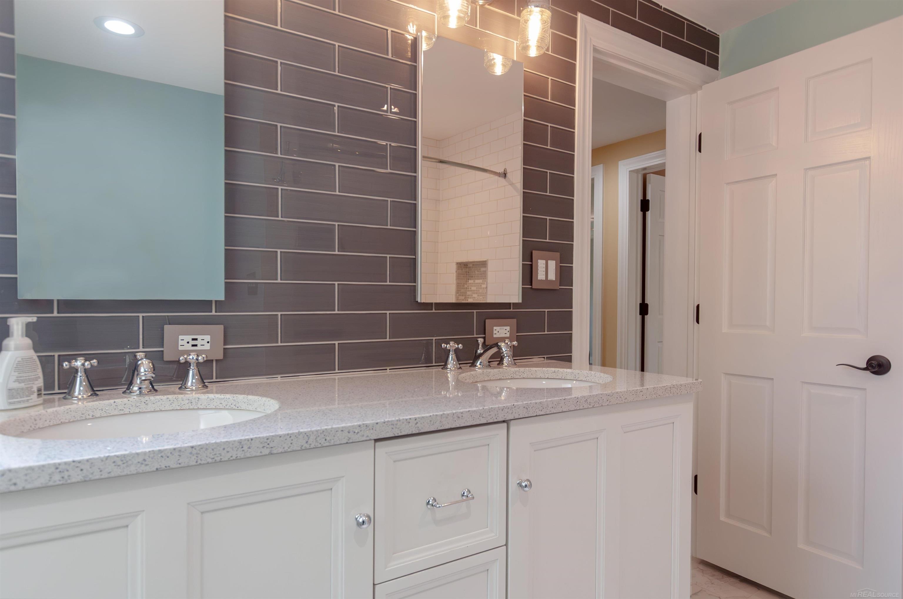 1772 Prestwick Road Grosse Pointe Woods, MI 48236 - Photo 25 of 58