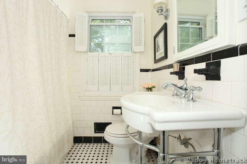 7230 Lanark Road Baltimore, MD 21212 - Photo 17 of 29 Bath