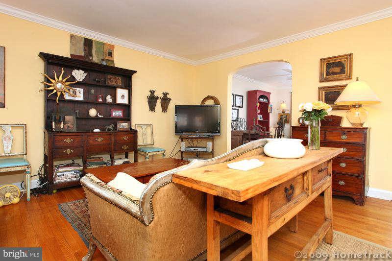 7230 Lanark Road Baltimore, MD 21212 - Photo 3 of 29 Living Room