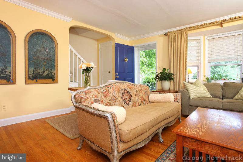 7230 Lanark Road Baltimore, MD 21212 - Photo 4 of 29 Living Room