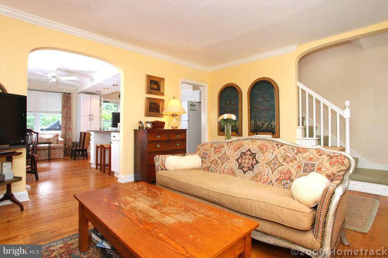 7230 Lanark Road Baltimore, MD 21212 - Photo 5 of 29 Living Room