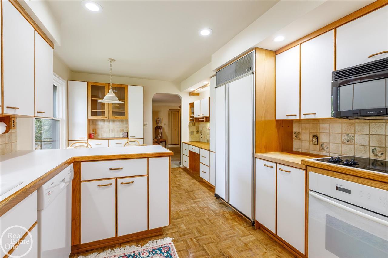 1720 Vernier Road, Unit 2 Grosse Pointe Woods, MI 48236 - Photo 15 of 35