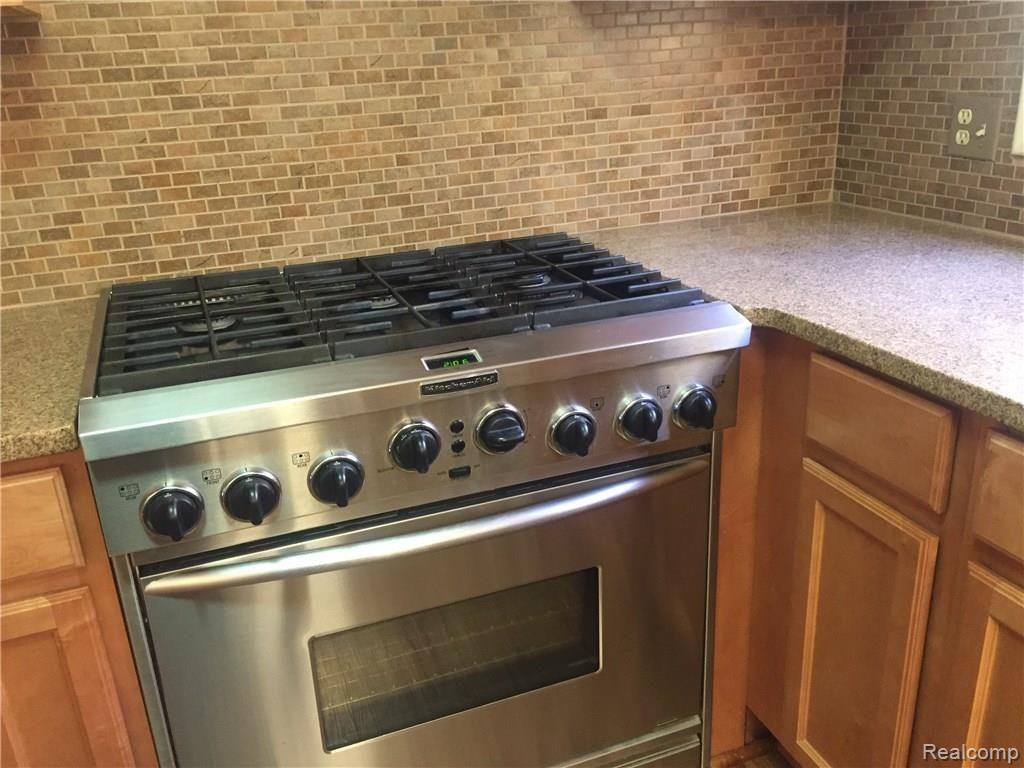 30618 High Valley Road Farmington Hills, MI 48331 - Photo 18 of 46