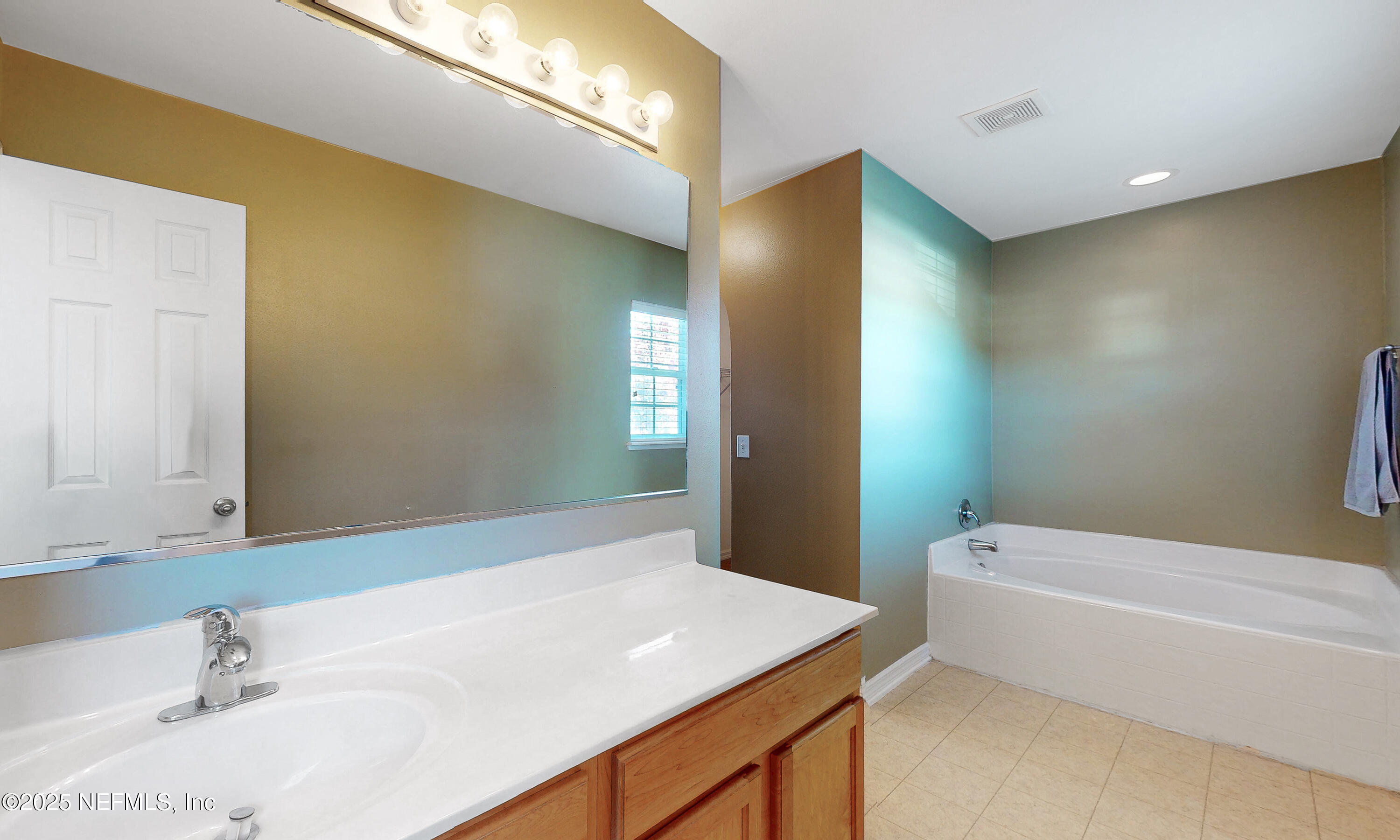 3031 Valkyrie Road Middleburg, FL 32068 - Photo 15 of 36 a bathroom with a sink a toilet and a bathtub