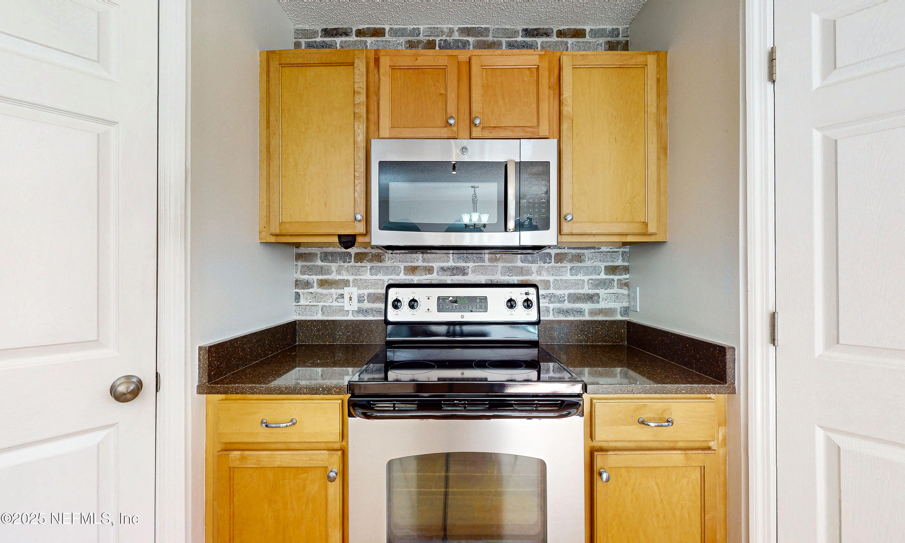 3031 Valkyrie Road Middleburg, FL 32068 - Photo 7 of 36 a kitchen with a stove and a microwave