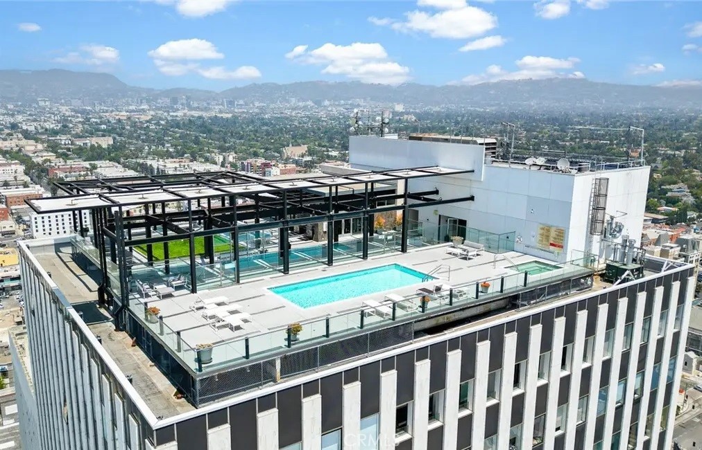 3810 Wilshire Boulevard, Unit 1409 Los Angeles, CA 90010 - Photo 38 of 41 a view of a balcony with city view