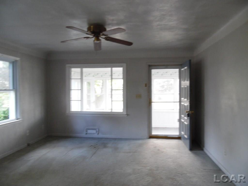 936 Division Street Adrian, MI 49221 - Photo 6 of 16 31298401-5.JPG