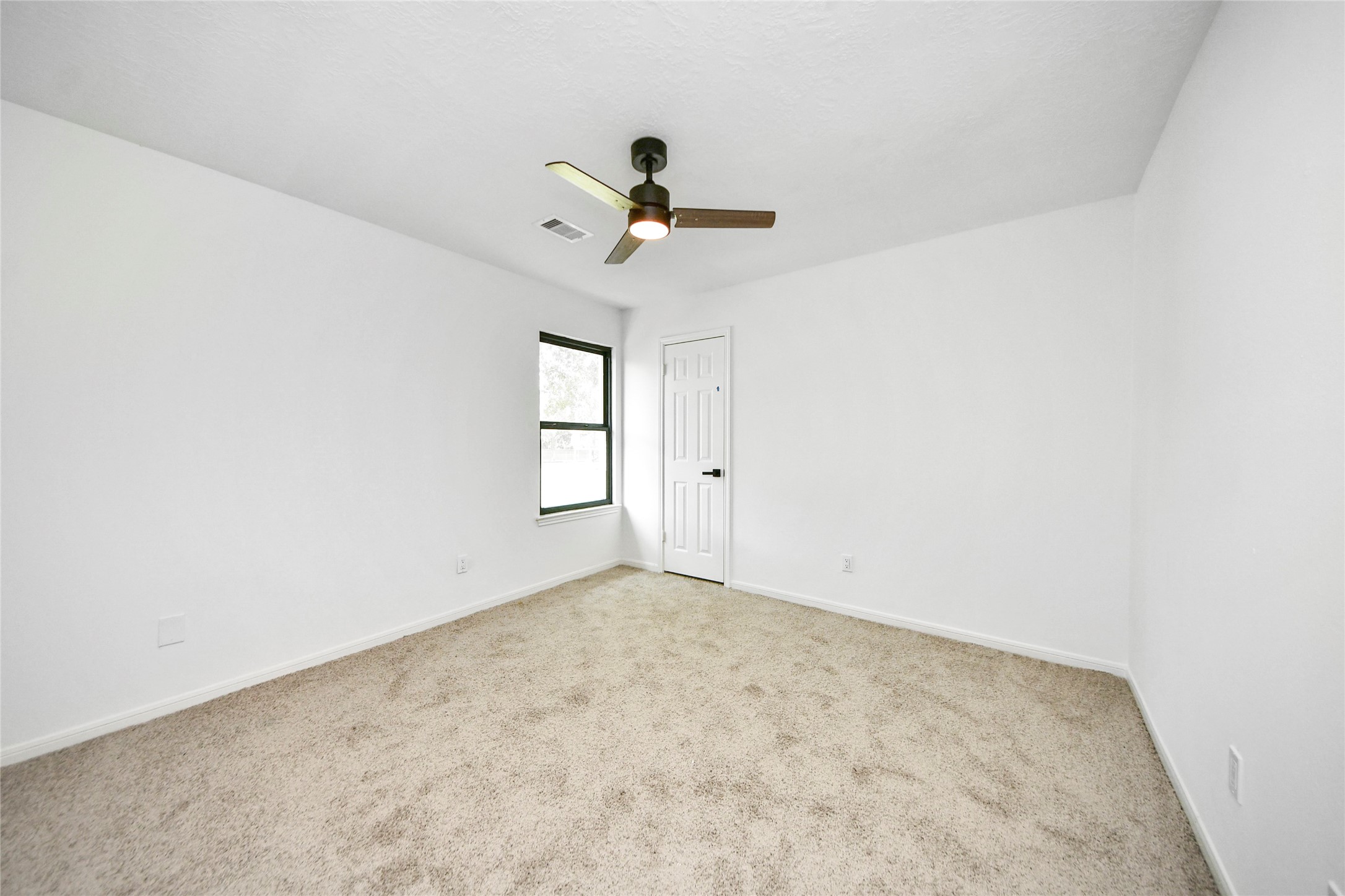 8510 Canyon Pine Drive Spring, TX 77379 - Photo 34 of 42 an empty room with windows and ceiling fan view