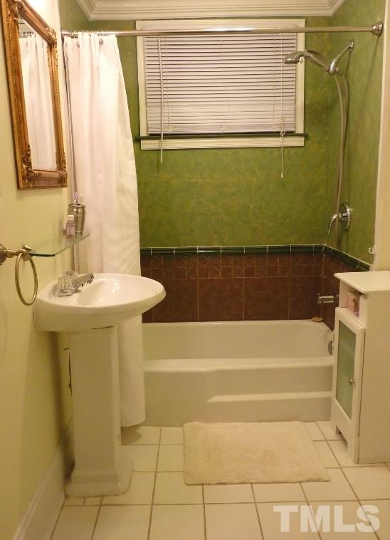 1324 Mordecai Drive Raleigh, NC 27604 - Photo 14 of 22 a bathroom with a sink and a bathtub