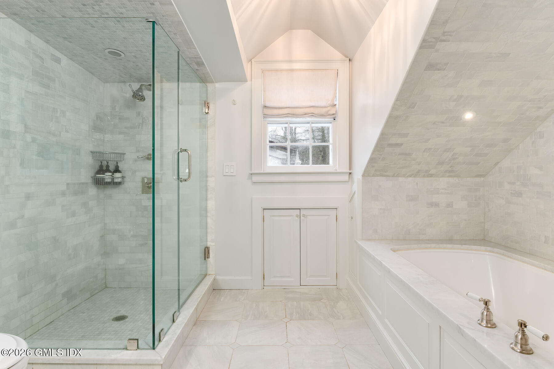 640 Round Hill Road Greenwich, CT 06831 - Photo 28 of 54 2nd fl Bathroom