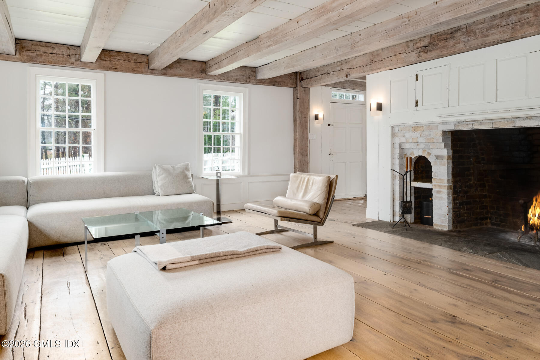 640 Round Hill Road Greenwich, CT 06831 - Photo 4 of 54 Living Room