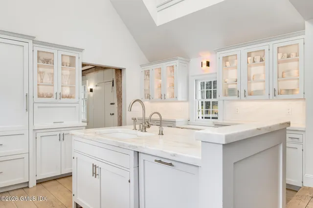 $8,000,000 | 640 Round Hill Road, Greenwich, CT 06831