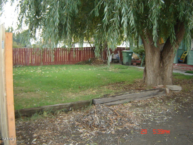 903 Rouse Road Sunnyside, WA 98944 - Photo 3 of 3 a view of a yard with large tree and wooden fence