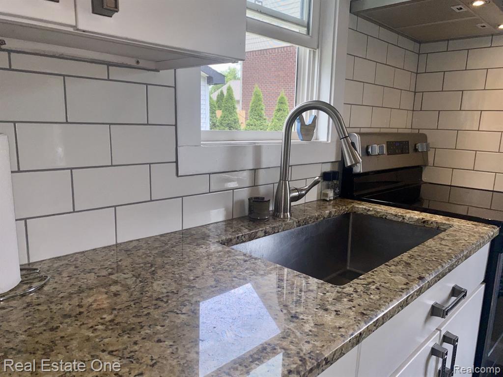 947 Grace Avenue Rochester Hills, MI 48307 - Photo 18 of 47