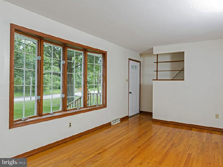 635 Scotch Road Pennington, NJ 08534 - Photo 2 of 25 Living Room