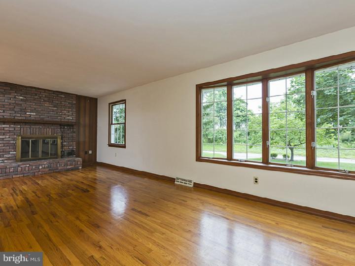 635 Scotch Road Pennington, NJ 08534 - Photo 3 of 25 Living Room
