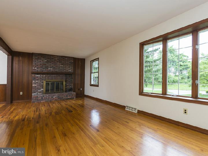 635 Scotch Road Pennington, NJ 08534 - Photo 4 of 25 Living Room