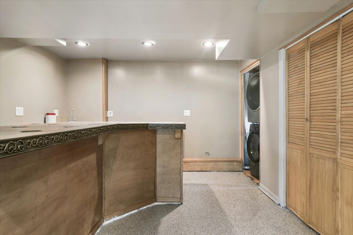 211 West Pickwick Road Arlington Heights, IL 60005 - Photo 10 of 23 Gallery Image 10
