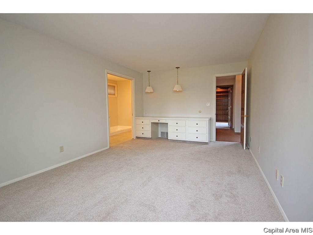 2325 Sylvan Road Springfield, IL 62704 - Photo 12 of 36 Gallery Image 12