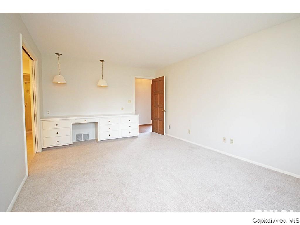 2325 Sylvan Road Springfield, IL 62704 - Photo 13 of 36 Gallery Image 13