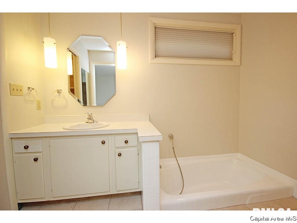 2325 Sylvan Road Springfield, IL 62704 - Photo 14 of 36 Gallery Image 14