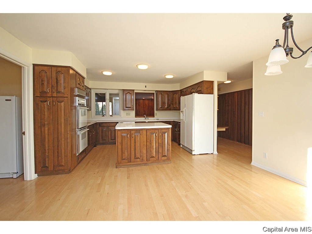 2325 Sylvan Road Springfield, IL 62704 - Photo 7 of 36 Gallery Image 7