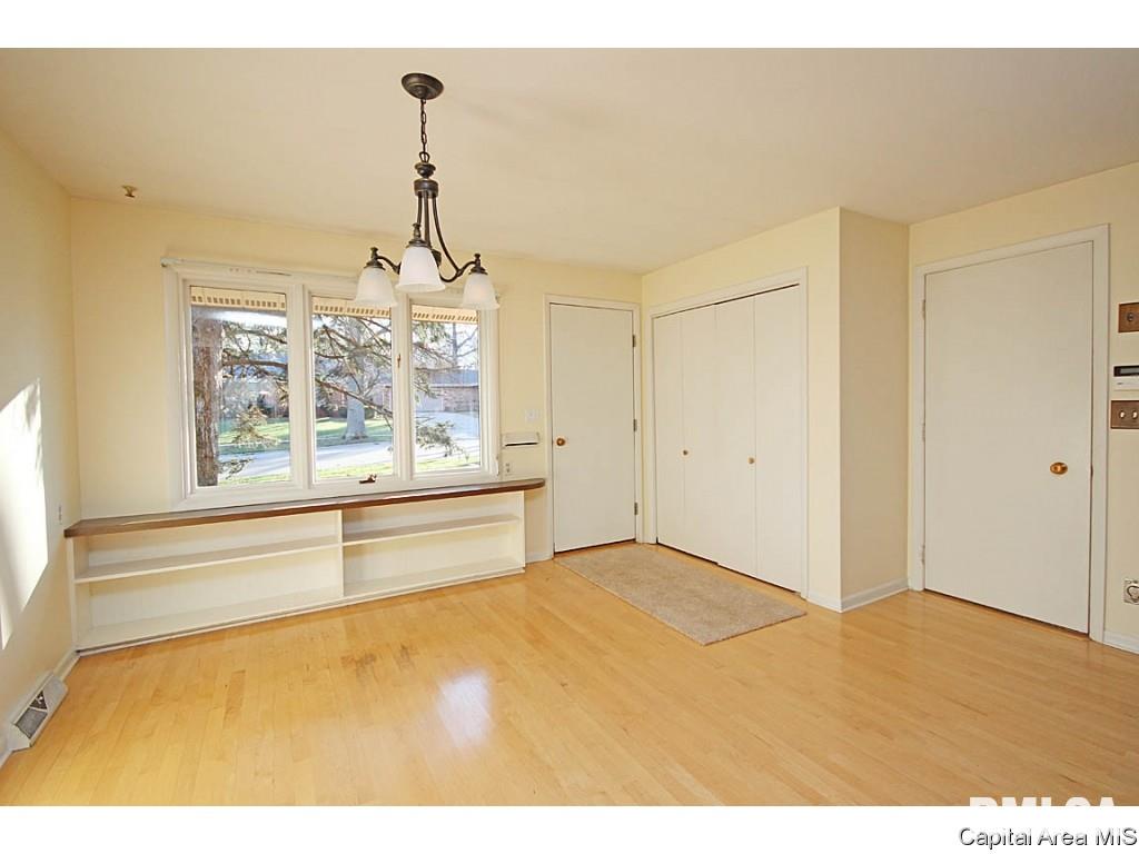 2325 Sylvan Road Springfield, IL 62704 - Photo 8 of 36 Gallery Image 8