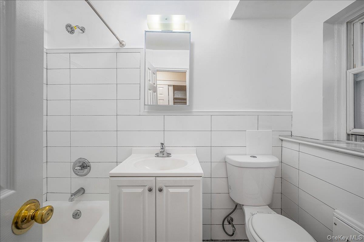437 Pelham Road, Unit A New Rochelle, NY 10805 - Photo 12 of 16 Gallery Image 12