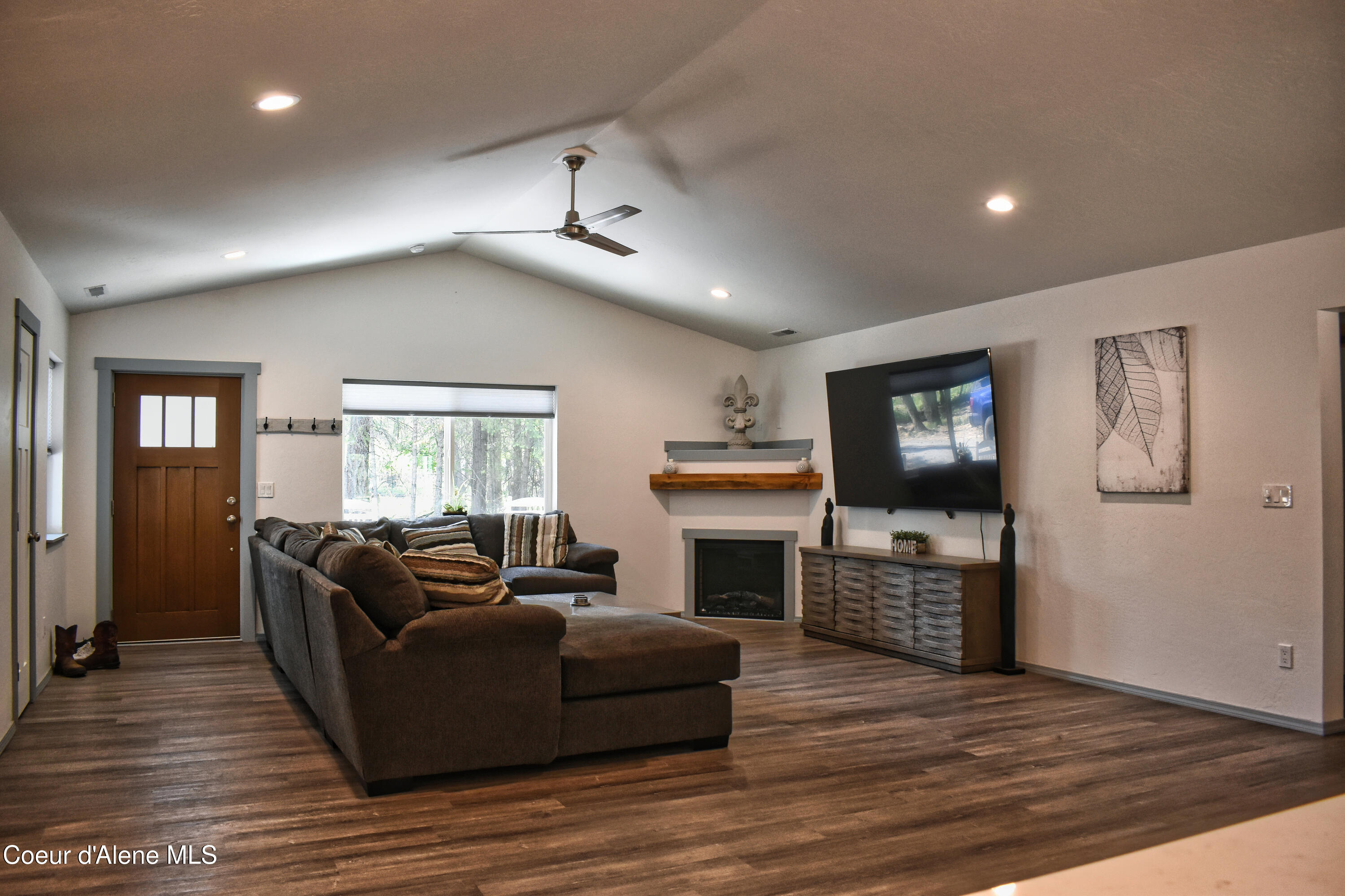 329 Hardy Loop Bonners Ferry, ID 83805 - Photo 8 of 14 DSC_4589