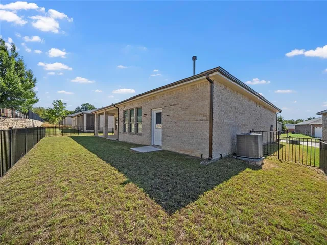 a view of a house with backyard