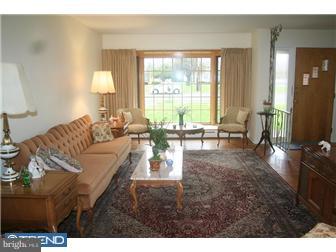 902 White Horse Hamilton Square Road Hamilton, NJ 08610 - Photo 10 of 12 Living Room