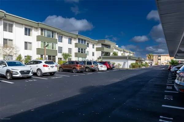 a group of cars parked in front of a building