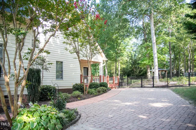 a view of a house with backyard
