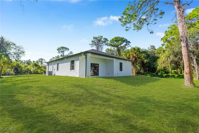 a view of a house with a yard