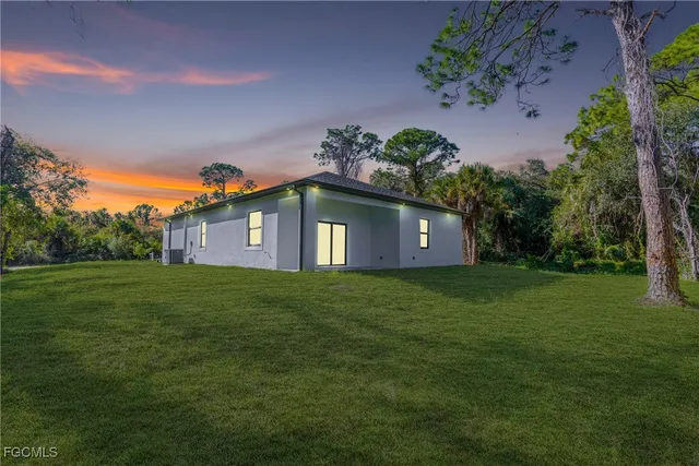 a view of a house with a yard
