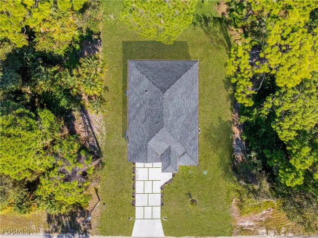 a view of a back yard