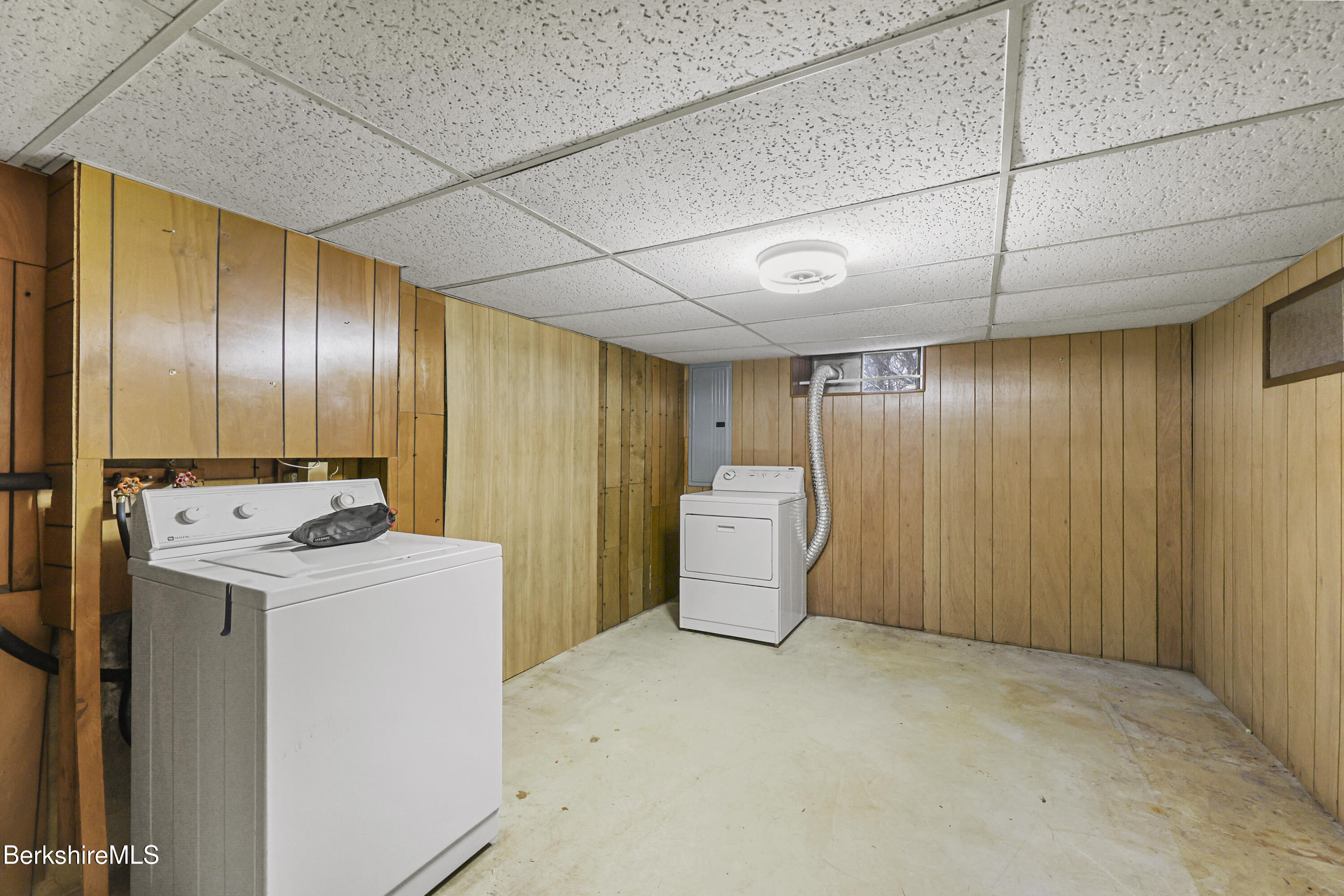 89 Delancy Avenue Pittsfield, MA 01201 - Photo 29 of 40 a utility room with dryer and washer