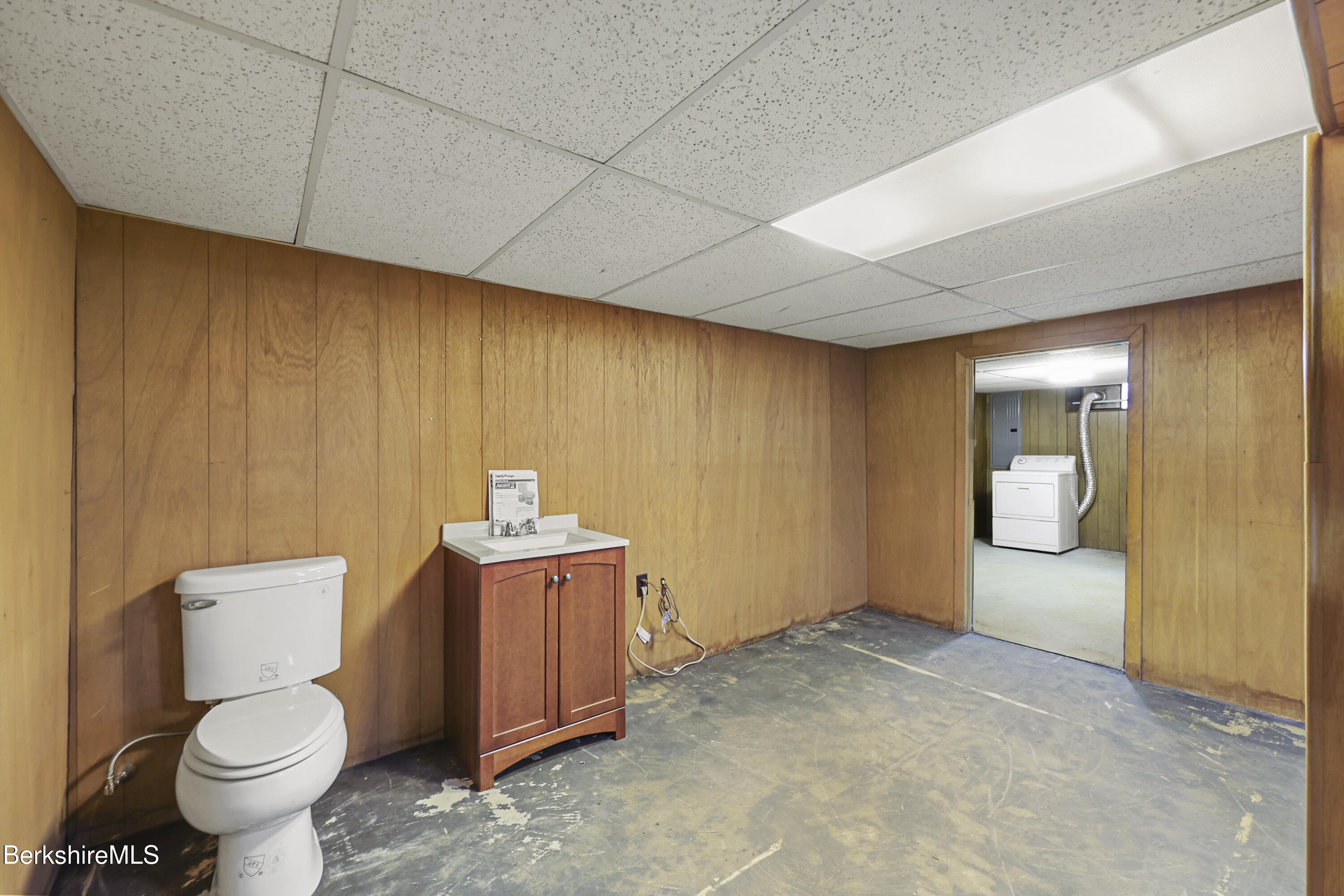 89 Delancy Avenue Pittsfield, MA 01201 - Photo 30 of 40 a bathroom with a toilet sink and mirror
