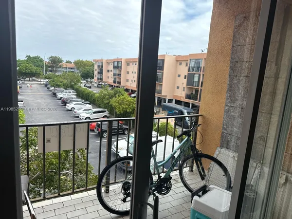 $2,150 | 6055 West 19th Avenue, Unit 311, Hialeah, FL 33012