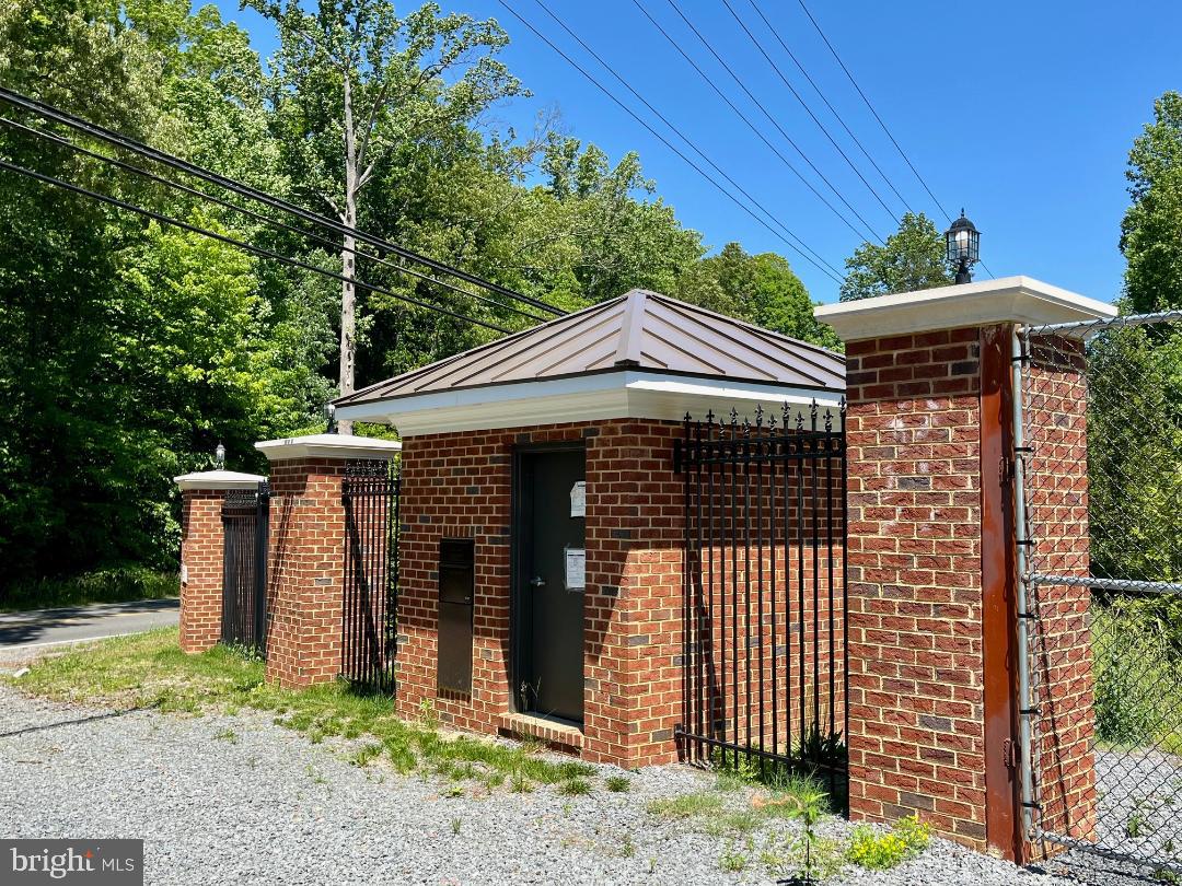 12370 Purcell Road Manassas, VA 20112 - Photo 4 of 30 Gatehouse w/ interior/exterior access for delivery