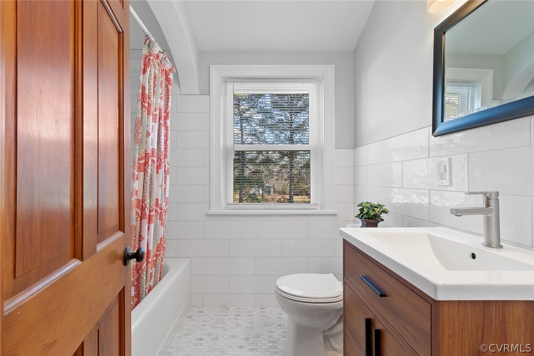 369 Main Street Reedville, VA 22539 - Photo 24 of 44 a bathroom with a sink a toilet and shower curtain