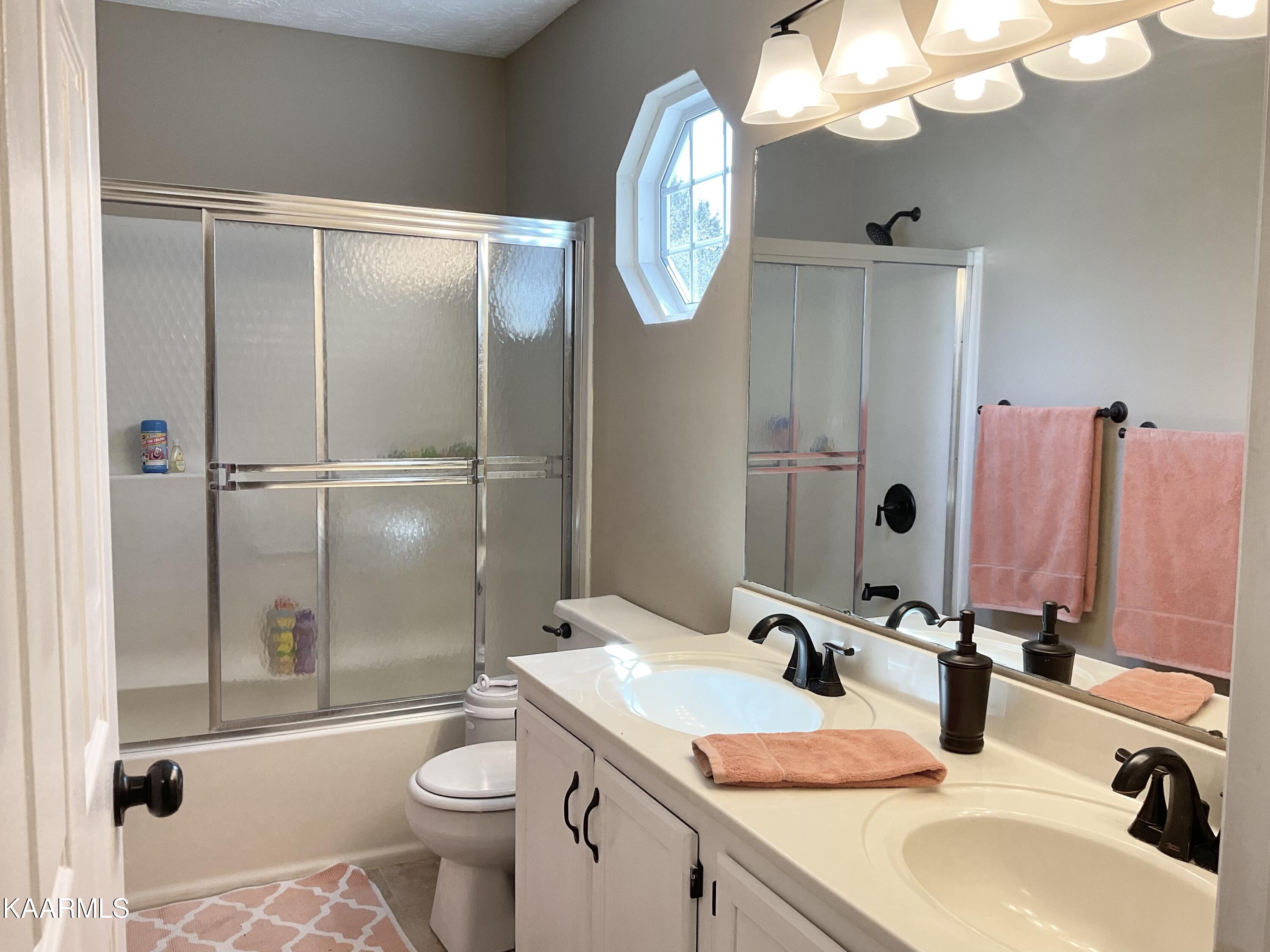 106 Targa Lane Oak Ridge, TN 37830 - Photo 27 of 37 Hall Bathroom