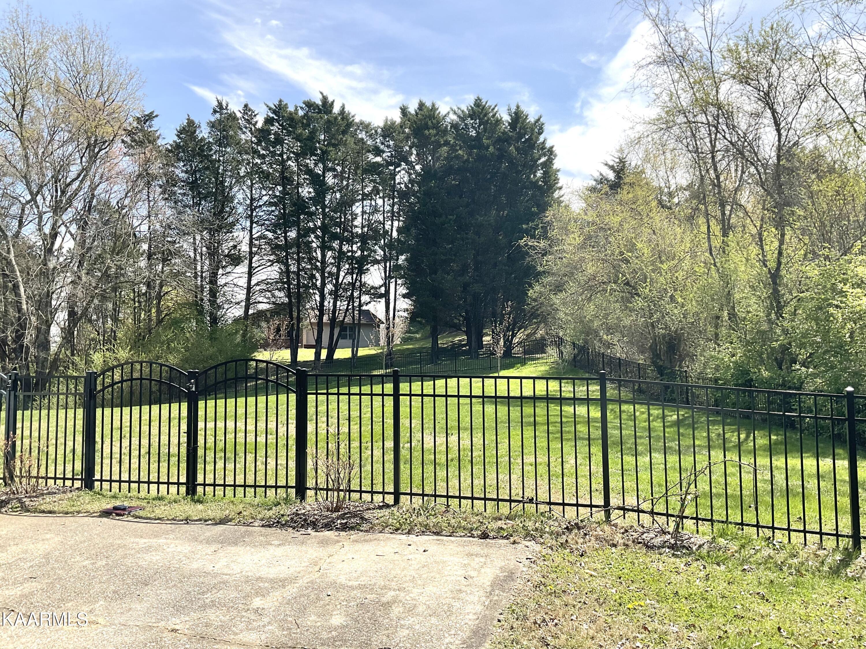 106 Targa Lane Oak Ridge, TN 37830 - Photo 3 of 37 Wrought Iron Fenced Yard