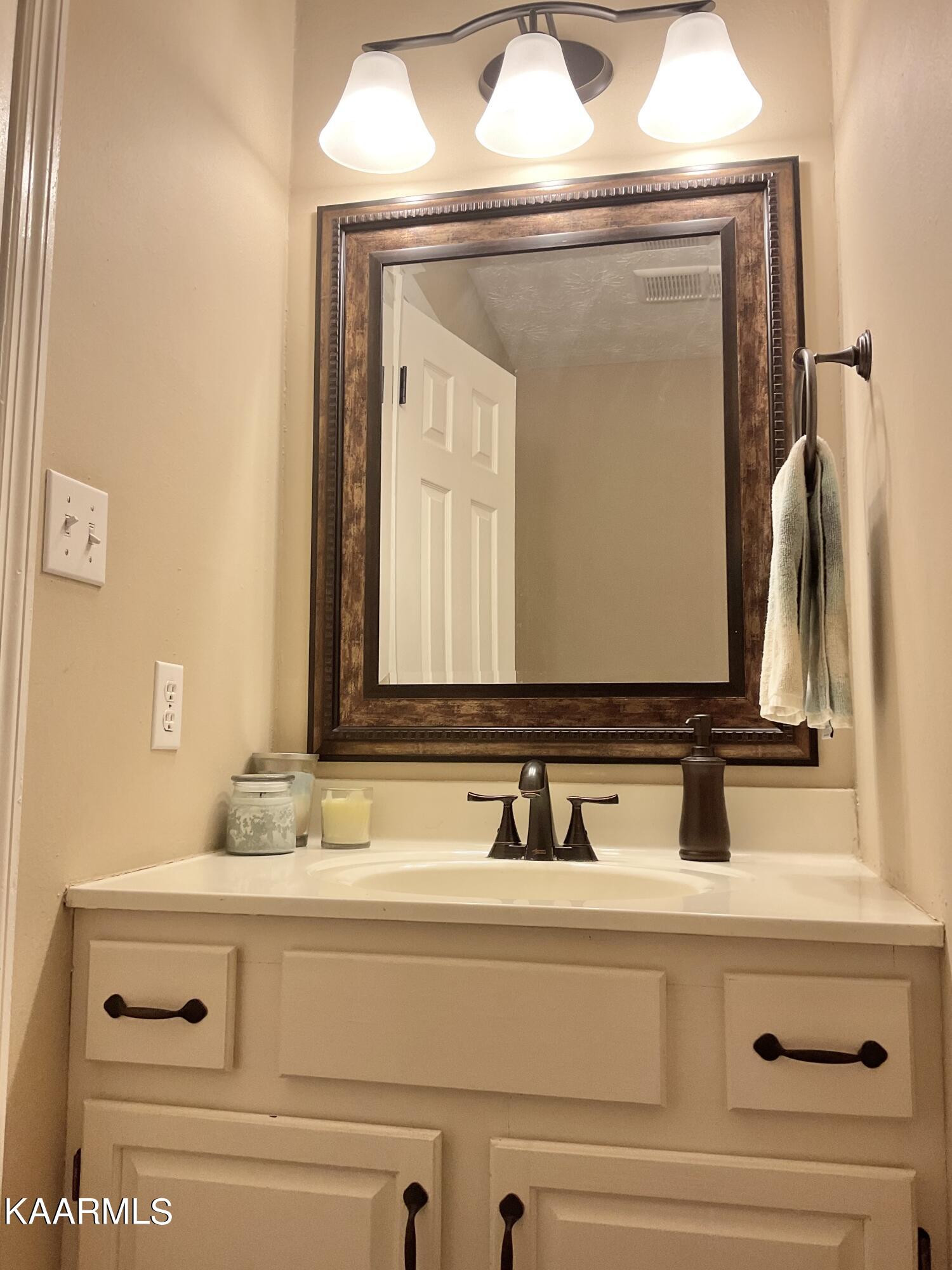 106 Targa Lane Oak Ridge, TN 37830 - Photo 10 of 37 Half bath down hall from Kitchen