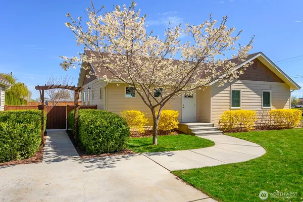 $385,500 | 2143 Valley Road Northeast, Moses Lake, WA 98837