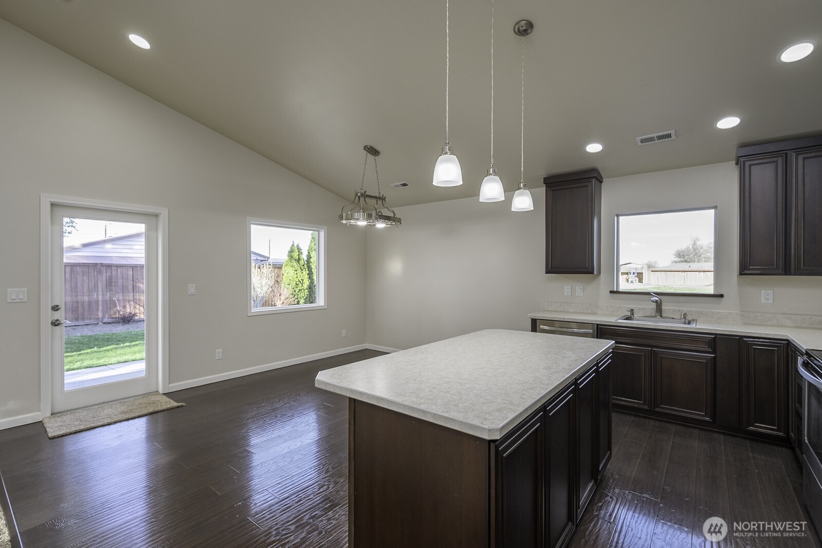 2143 Valley Road Northeast Moses Lake, WA 98837 - Photo 15 of 38
