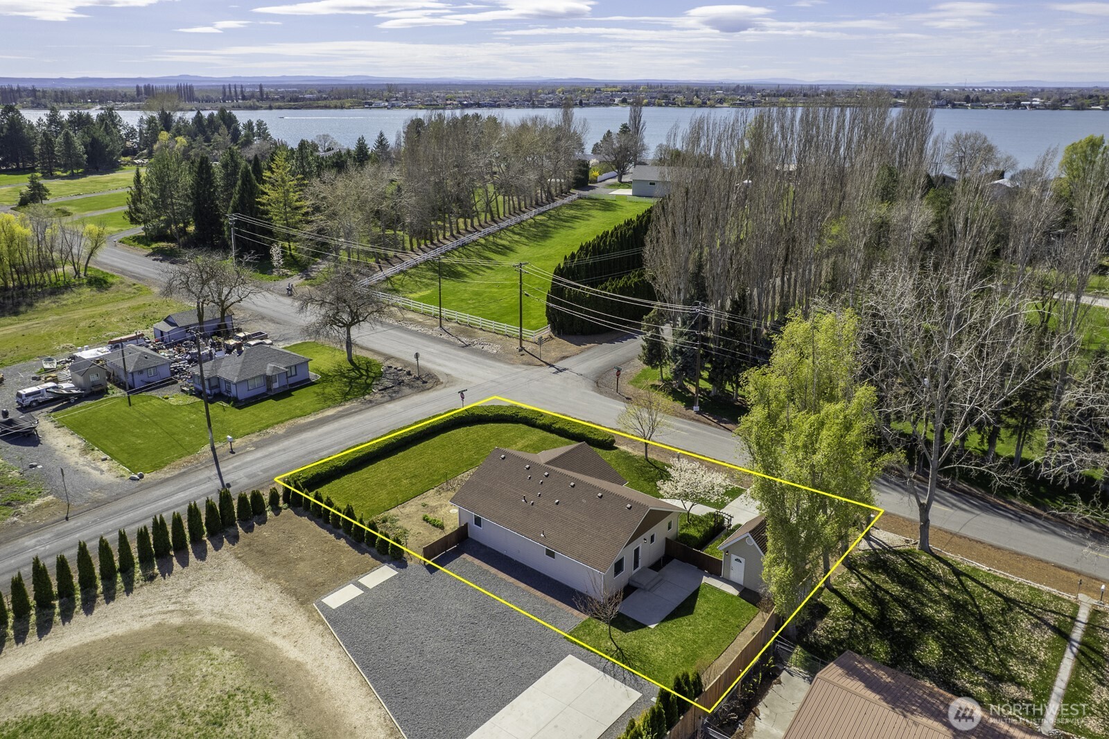 2143 Valley Road Northeast Moses Lake, WA 98837 - Photo 2 of 38