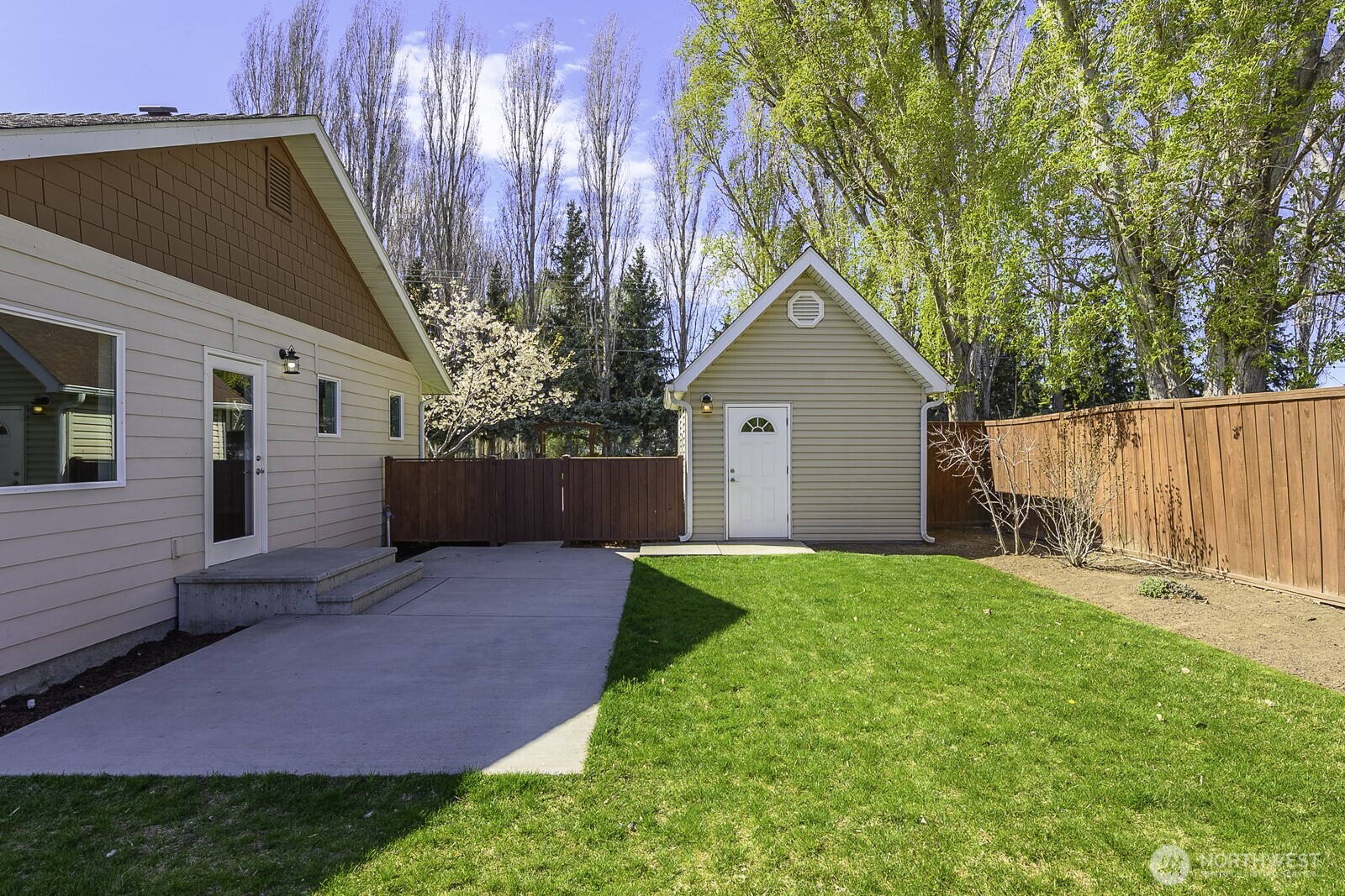 2143 Valley Road Northeast Moses Lake, WA 98837 - Photo 3 of 38